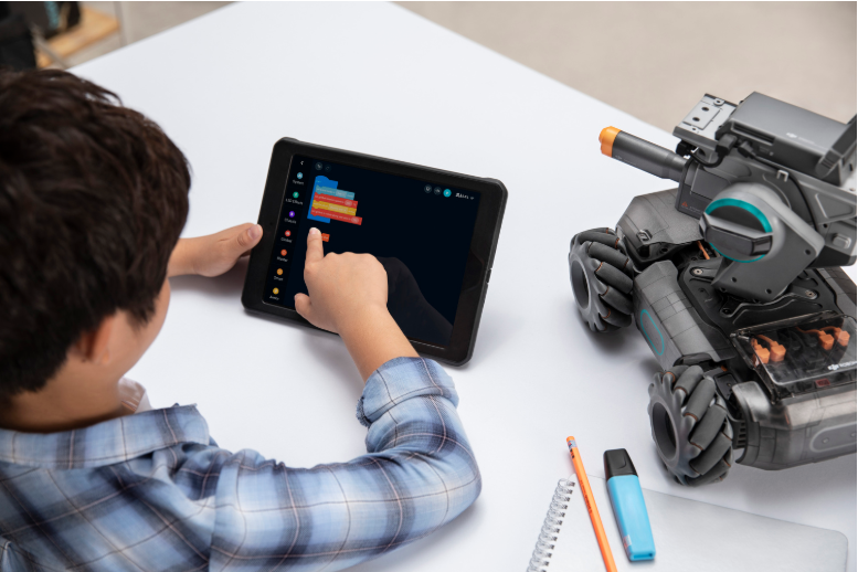 子ども向けの教育用ロボット玩具RoboMaster S1と遊ぶ子ども